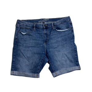 Universal Thread Medium Wash Denim Shorts Size 18 👖✨